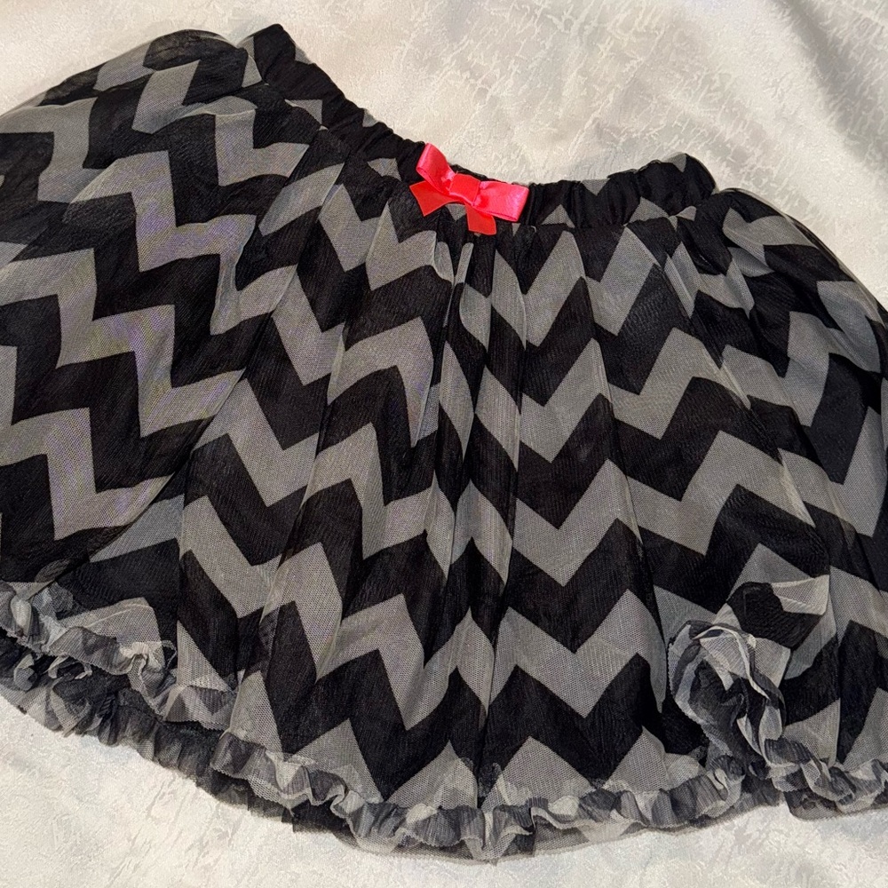 H&M Black and Gray Chevron Dress with Pink Bow 6/7yrs